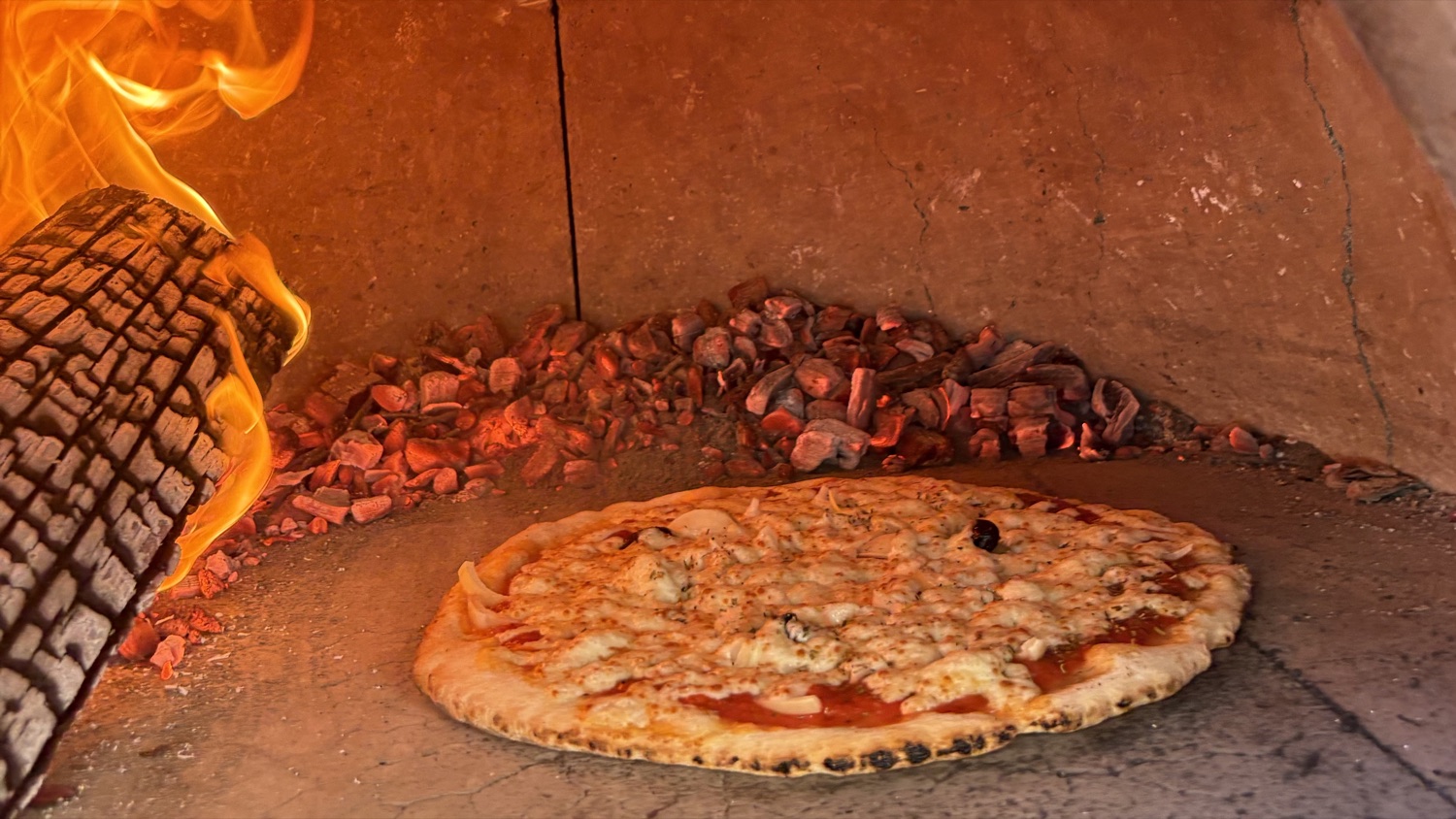 Pizza 100 % sans gluten cuite au feu de bois